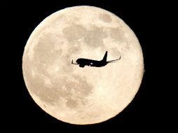 Cuando sucede la superluna podemos observarla en tres diferentes ocasiones. EFE / ARCHIVO