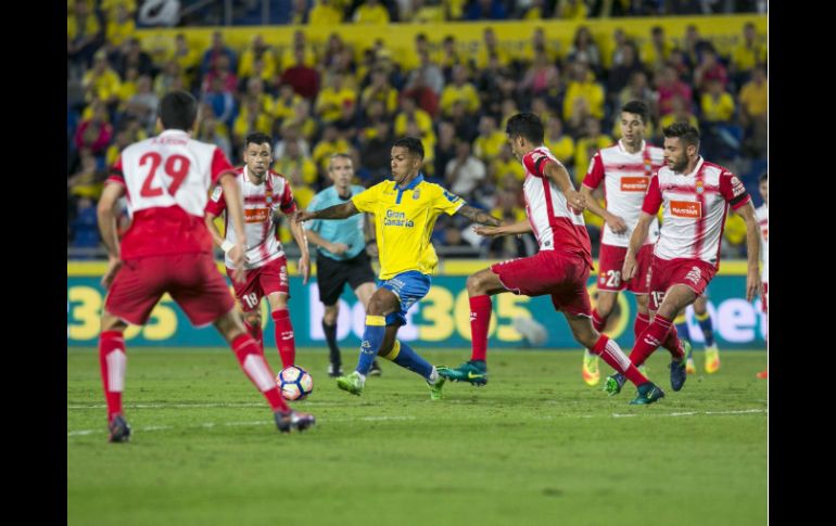 Igualan. El mexicano Diego Reyes (centro derecha) intenta quitarle el balón a Jonathan Viera. EFE /