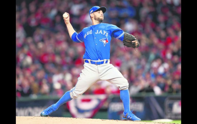 Marco Estrada no pudo repetir la buena actuación de su anterior salida ante Texas en Playoffs y cargó ayer con la derrota. AFP / M. Meyer