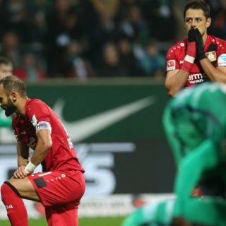 'Chicharito' se va sin goles en derrota del Bayer