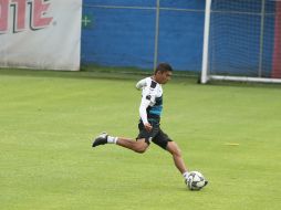 Pineda todavía tiene ligeras molestias, pero esto no le impide jugar porque ya el dolor interno ha cedido. EL INFORMADOR / ARCHIVO