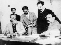 Venustiano Carranza luego de convocar en diciembre de 1916 al Congreso, para presentar un proyecto de reformas. ESPECIAL /