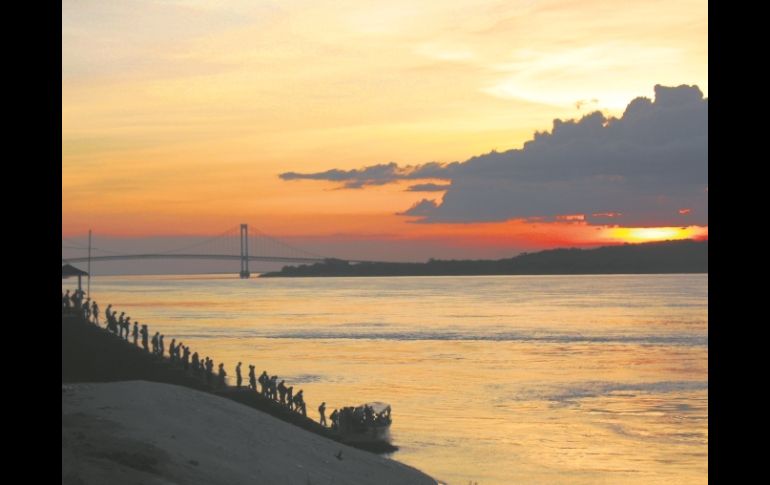 Espectacular atardecer en el río. EL INFORMADOR / P. Fernández Somellera