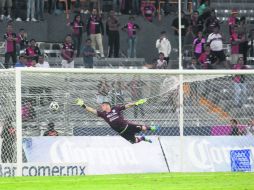 El portero del Querétaro sólo posó para ilustrar la postal. Daniel Arreola convirtió en un orfeón el Estadio Jalisco, con su anotación. EL INFORMADOR / M. Vargas