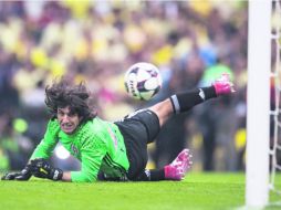 Federico Vilar observa cómo el balón va hacia las redes luego de que el disparo de Michael Arroyo fue desviado por la zaga tijuanense. MEXSPORT /