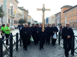 Una gran cruz abrió el paso a los peregrinos, muchos de los cuales portaban banderas tricolores, estandartes y carteles. NTX / A. Beltramo