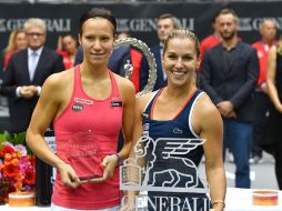 La eslovaca (d) logró conquistar su tercer título en el año, antes ganó los torneos de Katowice y Eastbourne. AP / K. Joensson