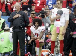 Kaepernick protesta contra la opresión racial y los abusos policiales. AP / M. Groll