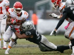 Charcandrick West es tacleado por Malcolm Smith, de los Raiders de Okland. AFP / B.Bahr