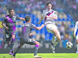 Marco Bueno (izquierda) salió como titular y rindió buenos frutos. Ayer hizo el segundo gol de Chivas contra el Puebla. MEXSPORT /