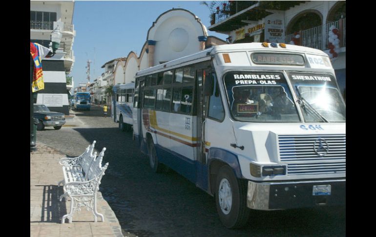 Los actuales autobuses del puerto serán sustituidos por otros impulsados por gas natural. EL INFORMADOR / ARCHIVO