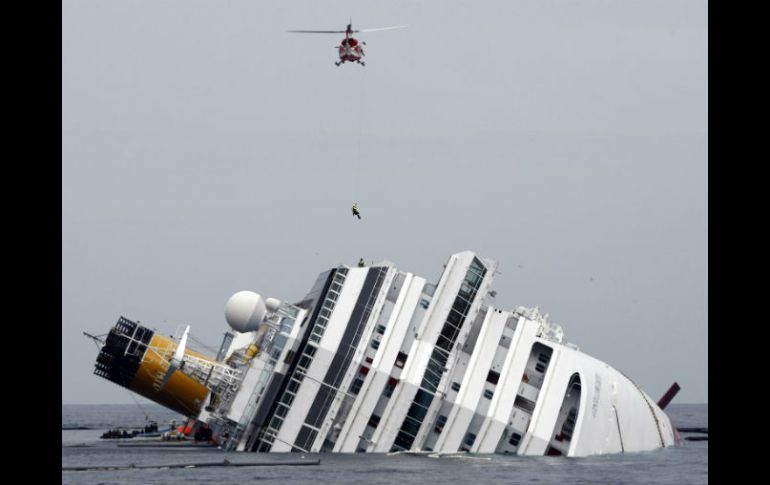 Unos 160 pasajeros pudieron ser rescatados tras el accidente, aunque calculan que viajaban unos 300. AP / ARCHIVO