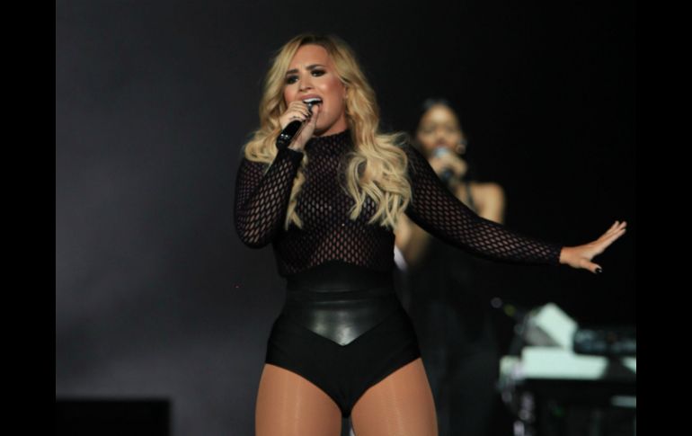 La artista enamoró a sus seguidores con sus movimientos de cadera, acompañada de diversos juegos de luces. EFE / M. Guzmán