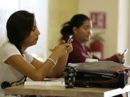 El IFT destaca que la baja en el costo del megabyte para diferentes recargas por concesionario oscila entre 43 y 99% en 2016. NTX / ARCHIVO