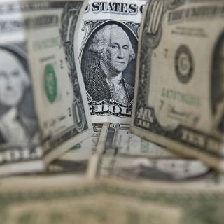 Dólar cede terreno, cierra en 19.20 pesos a la venta