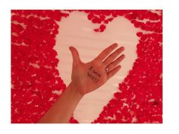 En la imagen, se ve su mano con el anillo frente a un corazón formado con pétalos de rosas. INSTAGRAM / lauragii