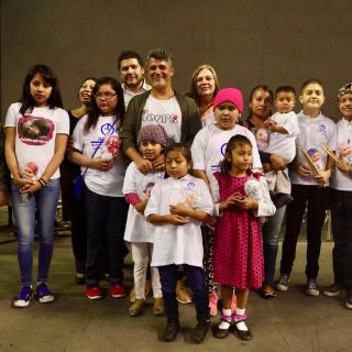 Alejandro Sanz convive con niños con cáncer en México