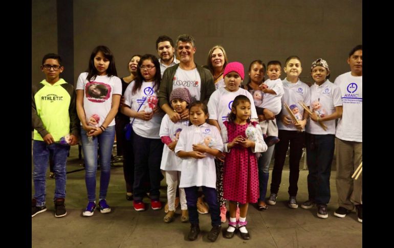 Además de convivir con Sanz, los niños compartieron escenario e instrumentos. FACEBOOK / AMANC México
