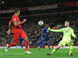 El arquero español David De Gea resolvió muy bien para salvar la caída de su marco. EFE / P. Powell