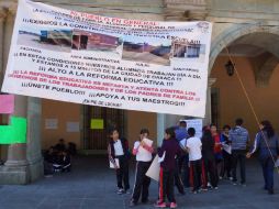 Los alumnos permanecieron en la sede del Poder Ejecutivo  tomando ‘clase’ desde las 08:00 y hasta las 13:00 horas. SUN / E. Hernández