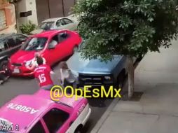 En el material audiovisual puede verse a varias personas discutiendo con el conductor de un Chevrolet Aveo rojo. YOUTUBE / Operaciones Especiales Mexico