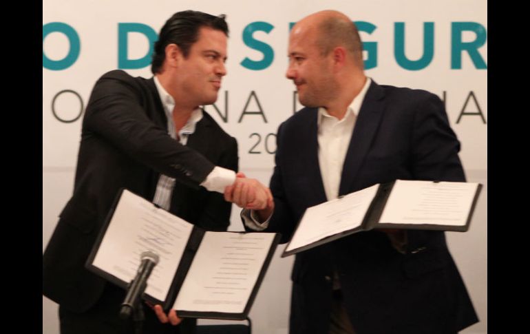 El gobernador Aristóteles Sandoval y el alcalde de Guadalajara, Enrique Alfaro, durante la firma del acuerdo. EL INFORMADOR / P. Franco