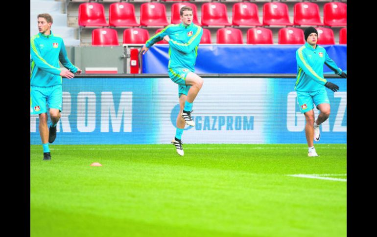 El Bayer Leverkusen necesita de los goles de Javier Hernández, (derecha) para remontar posiciones en el Grupo E. AFP /