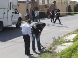 Peritos revisan evidencia tras el homicidio de Vicente Bermúdez, en Metepec. SUN / J. Alvarado