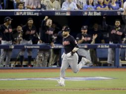 Jason Kipnis recorre el diamante tras pegar jonrón en la sexta entrada. AP / C. Riedel