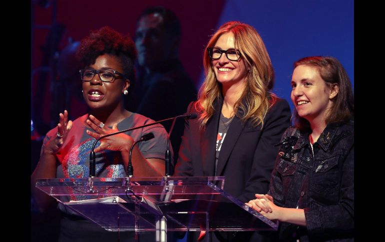 Las actrices Uzo Aduba, Julia Roberts y Lena Dunham durante el evento a favor de la campaña de Clinton. AFP / J. Sullivan