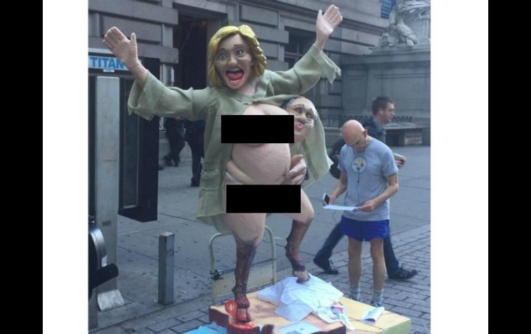 La estatua mostraba a Hillary Clinton con el torso desnudo y con pezuñas. TWITTER / @NYDailyNews