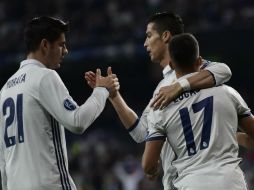 Álvaro Morata (izq.), Cristiano Ronaldo (c.) y Lucas Vázquez (der.) celebran durante la goleada de los Blancos. AFP / J. Soriano