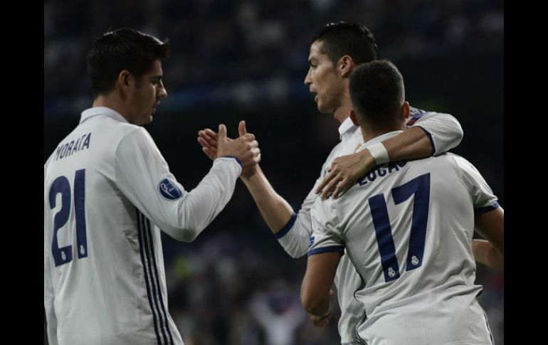 Álvaro Morata (izq.), Cristiano Ronaldo (c.) y Lucas Vázquez (der.) celebran durante la goleada de los Blancos. AFP / J. Soriano