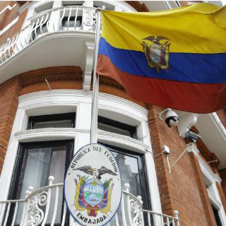 Ecuador reconoce corte de internet a Assange