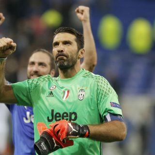 Juventus saca triunfo de último minuto en Lyon