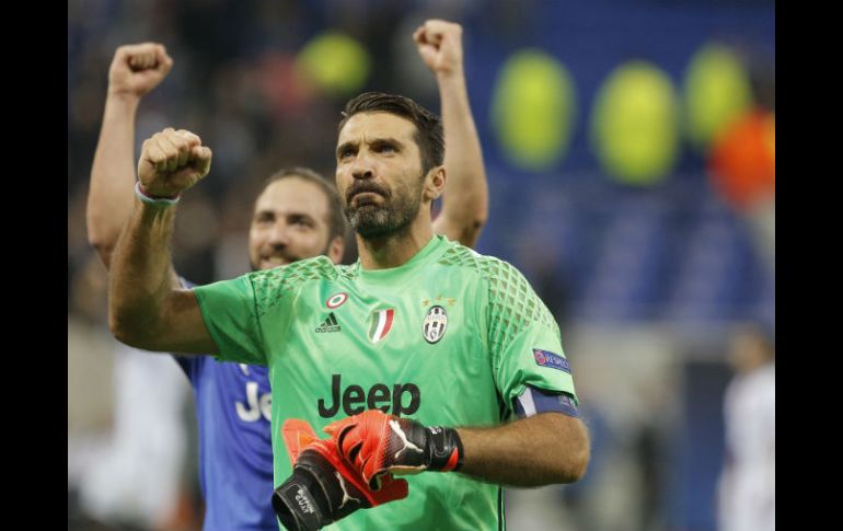 Gianluigi Buffon celebra la victoria de su equipo en la tercera jornada de la Liga de Campeones de la UEFA. EFE / G. Horcajuelo