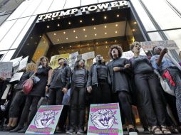 La manifestantes se congregaron frente al rascacielos que lleva el nombre de Trump, en el centro de Chicago. AP / R. Drew