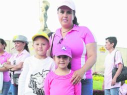 Graciela Ochoa con sus pequeños. ESPECIAL / Cortesía Dulce Ochoa