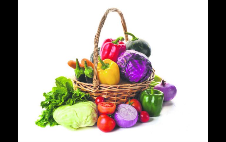 En general, los alimentos que debes consumir más son frutas y verduras, cinco porciones. ESPECIAL /