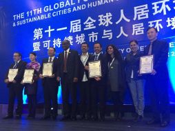 El alcalde Zapopano (c), durante la entrega del reconocimiento. TWITTER / @PabloLemusN
