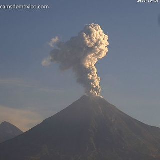 Volcán El Colima emite fumarola de 1.5 kilómetros con ceniza