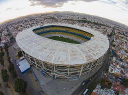 Indican que la colocación de la valla perimetral tiene fallas, pues reduce el espacio de la banqueta y afecta la vialidad en la zona. MEXSPORT / ARCHIVO