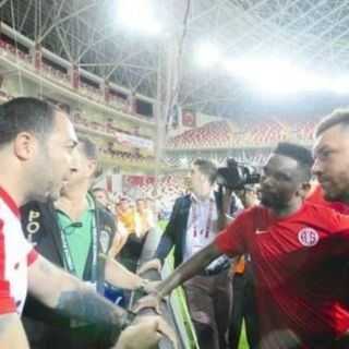 Samuel Eto'o apuesta 100 mil euros con un fan