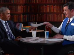 El presidente de Estados Unidos le entrega su currículo al reclutador Randy en su ''entrevista'' de empleo. YOUTUBE / The Late Show