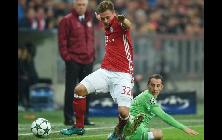 Guardado intenta desarmar a Kimmich, del Bayern. AFP / C. Stache