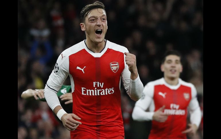Özil celebra después de marcar la quinta red de su equipo. AP / K. Wigglesworth
