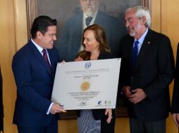 Aristóteles recibe el reconocimiento de manos del rector de la UNAM, el Dr. Enrique Luis Graue. ESPECIAL /