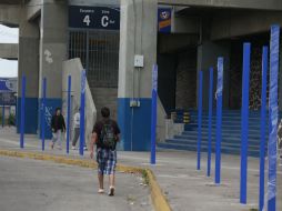Fueron colocados postes azules para luego formar una valla perimetral como medida de control de ingreso. EL INFORMADOR / R. Tamayo