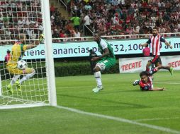 El balón, empujado por Diego Calderón (#18), vence a Lucero Álvarez, en una jugada donde el 'Gullit' Peña intentó el remate. EL INFORMADOR / M. Vargas