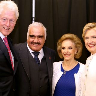 Tras debate, Hillary Clinton conoce a Vicente Fernández